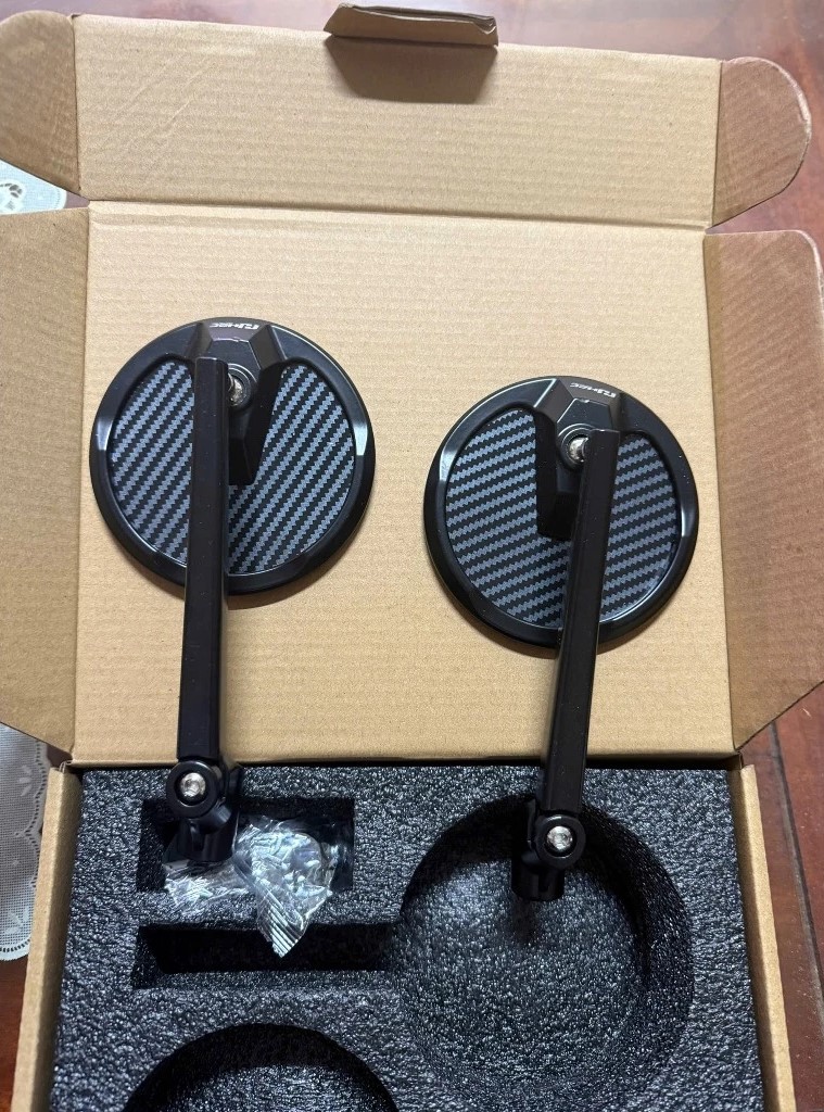 kinh-chieu-hau-tron-van-cacbon-gia-180k-cay-da-nang