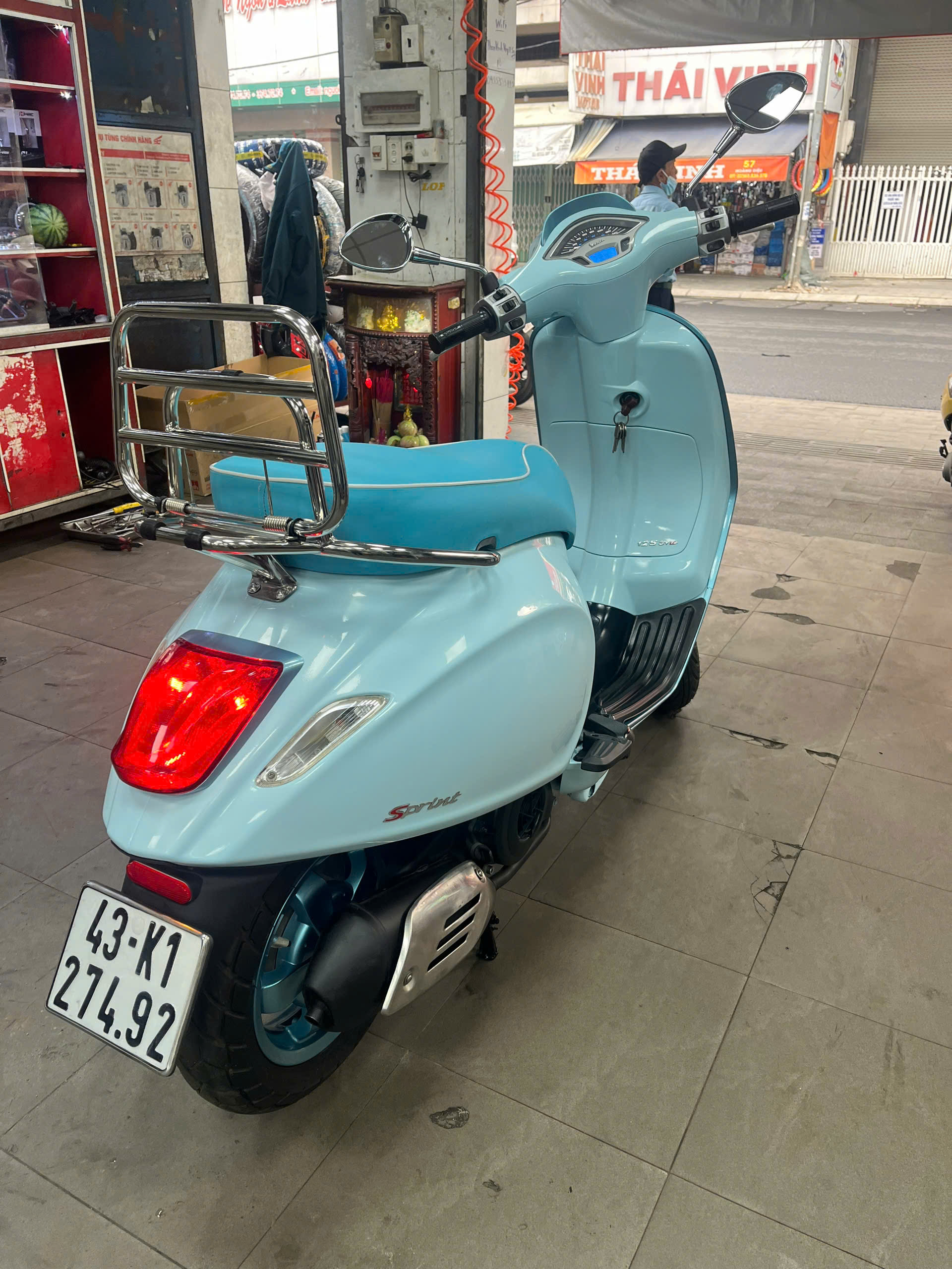 tan trang vespa sprint don tet