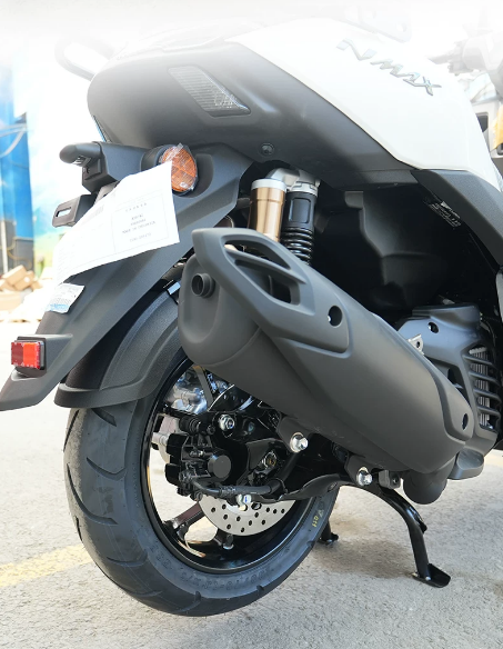 de-chan-bun-sau-xe-yamaha-nmax-155-de-con-om-banh-nhua-abs-cao-cap