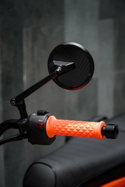 kinh-tron-van-cacbon-cho-moto-xe-may-gon-dep-dung-chat-retro-cafe-racer-gia-chi-