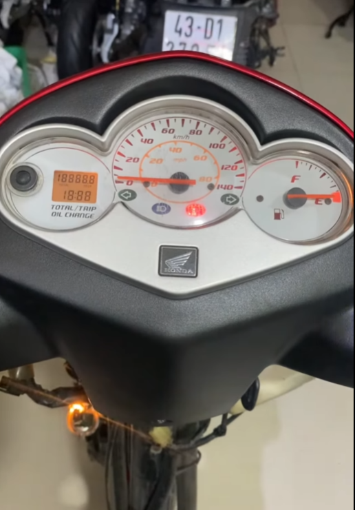 sua-dong-ho-xe-dylan-uy-tin-thay-mat-kinh-moi-zin-tai-da-nang