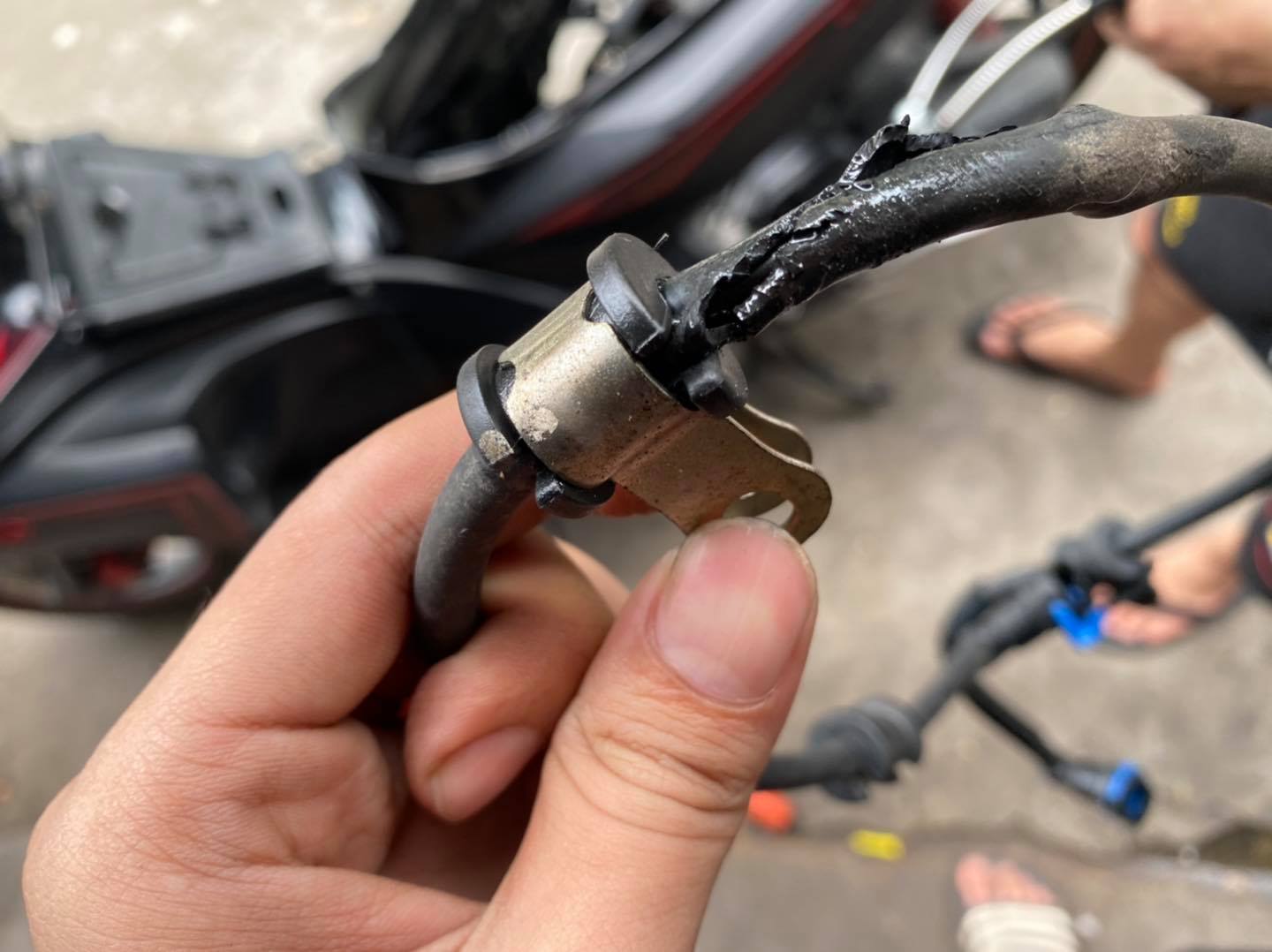 thay-day-xang-ong-xang-xe-may-honda-fi-da-nang