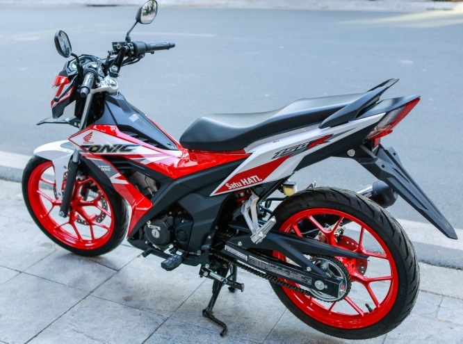 thay-dan-nhua-xe-honda-sonic-bi-tai-nan-tai-da-nang-bao-gia-quy-trinh