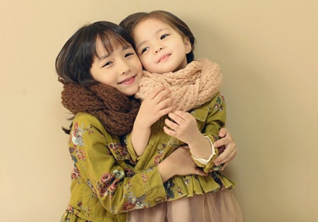 Bộ ảnh chị em Hàn Quốc lai TBN xinh xắn như thiên thần