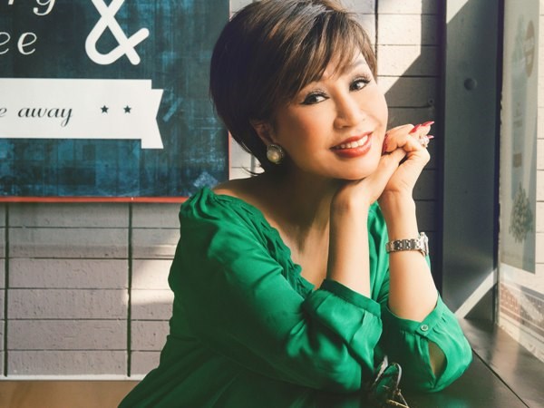 Diva Khánh Hà khoe vẻ đẹp không tuổi trên phố phường Hà Nội Diva Khánh Hà khoe vẻ đẹp không tuổi trên phố phường Hà Nội