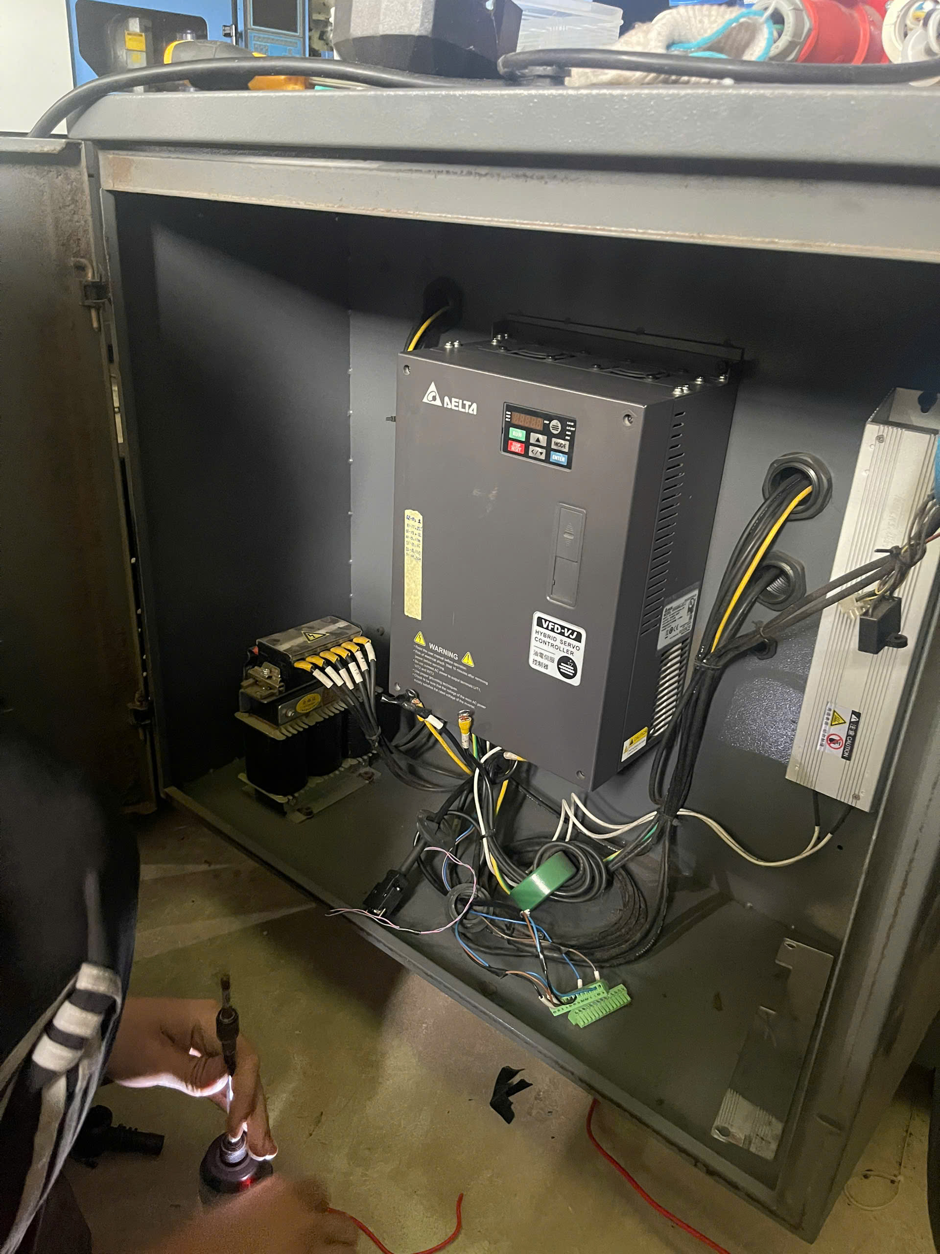 sua-chua-bien-tan-delta-2