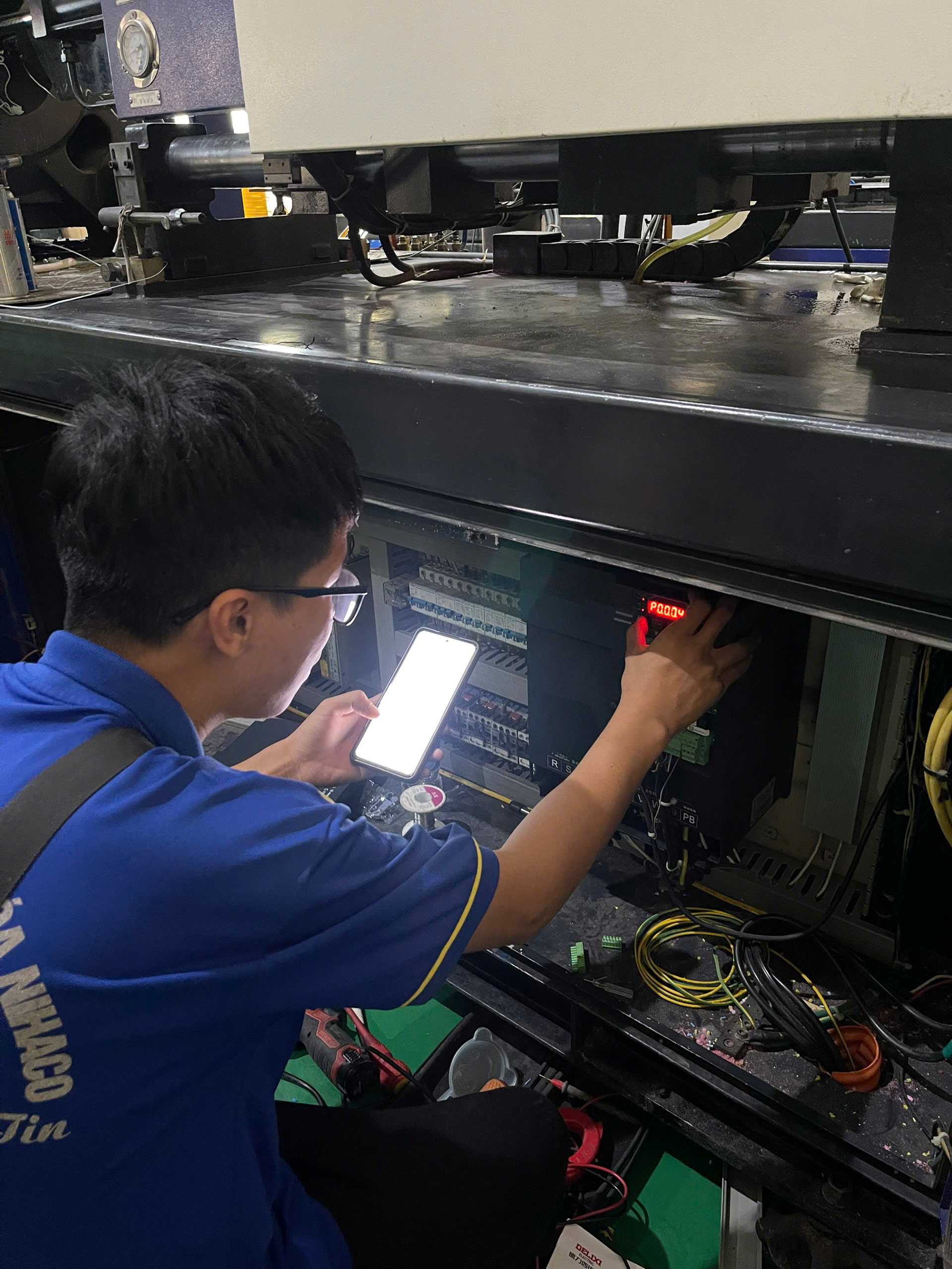 bien-tan-chuyen-dung-cho-may-ep-nhua