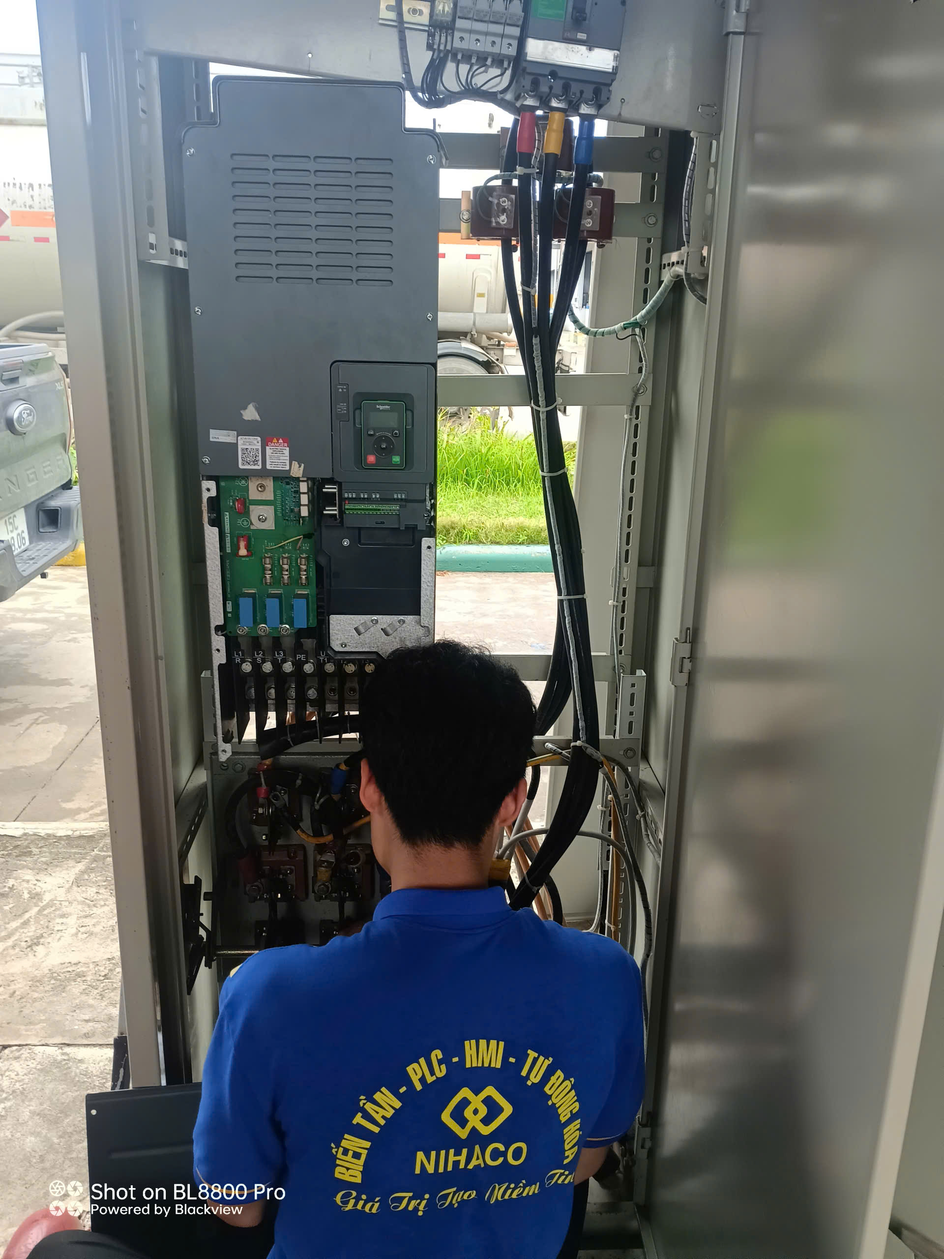 sua-chua-bien-tan-schneider