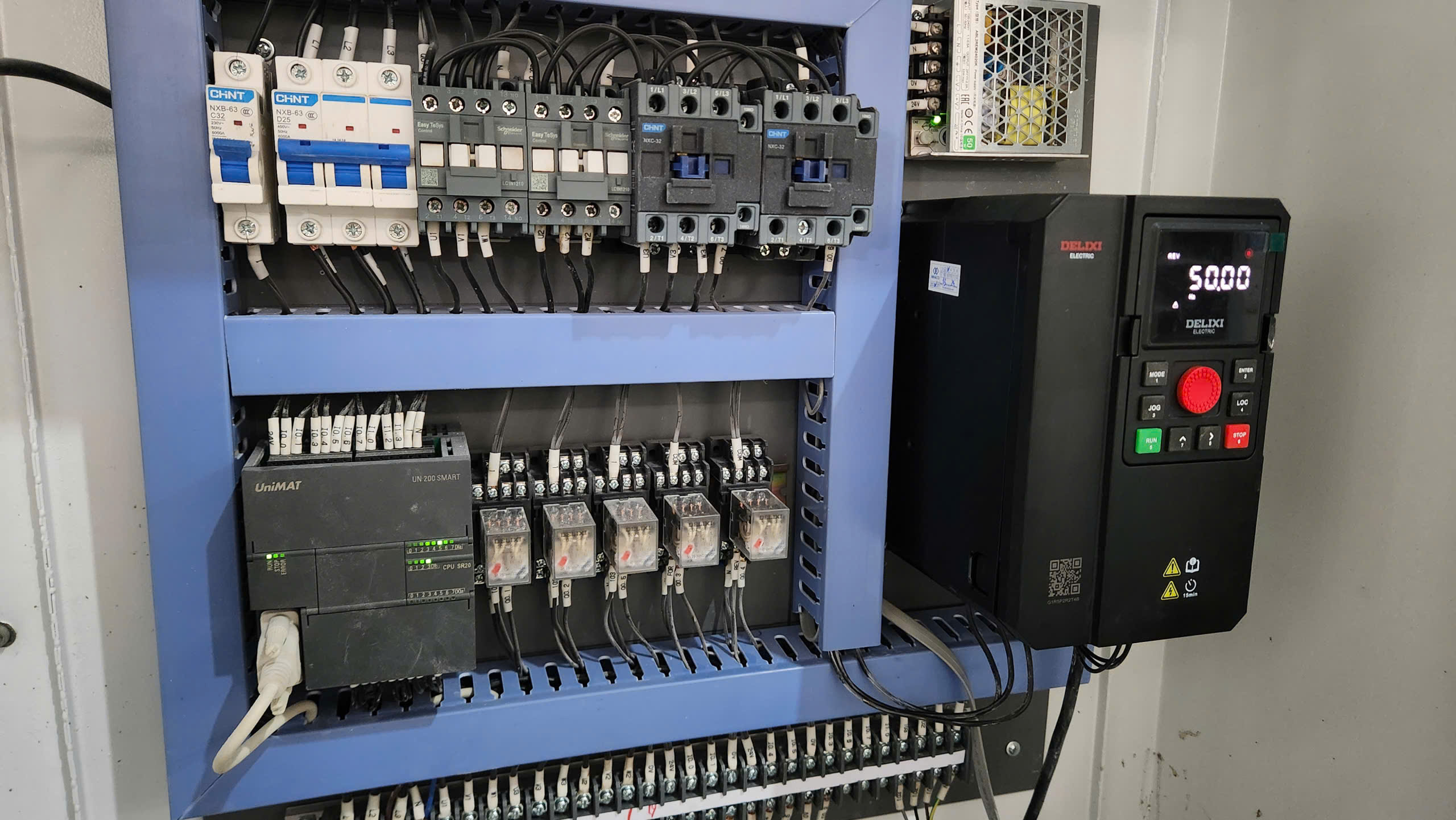 bien-tan-delixi-h300-dieu-khien-may-nhua