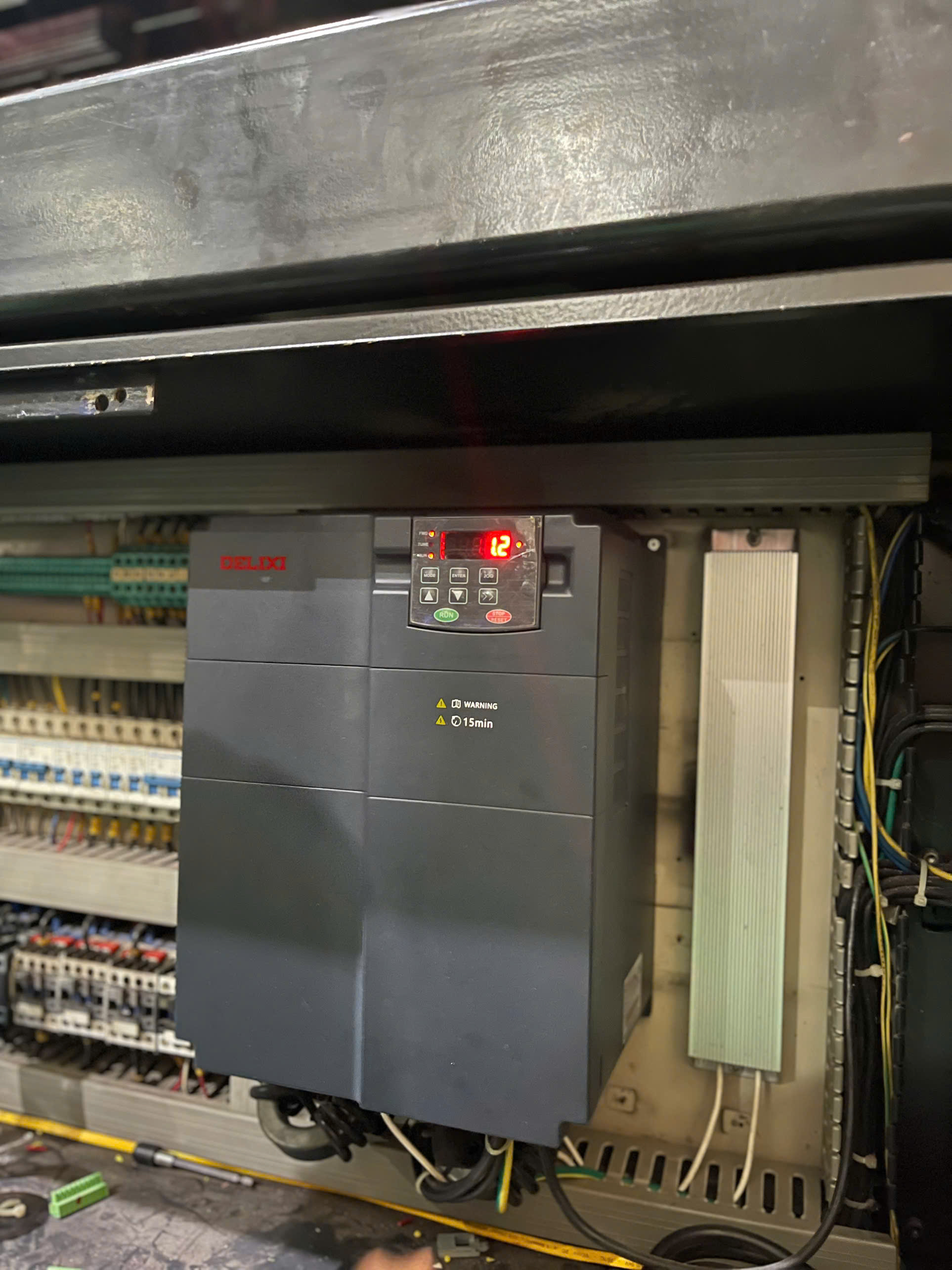 bien-tan-chuyen-dung-cho-may-ep-nhua-3