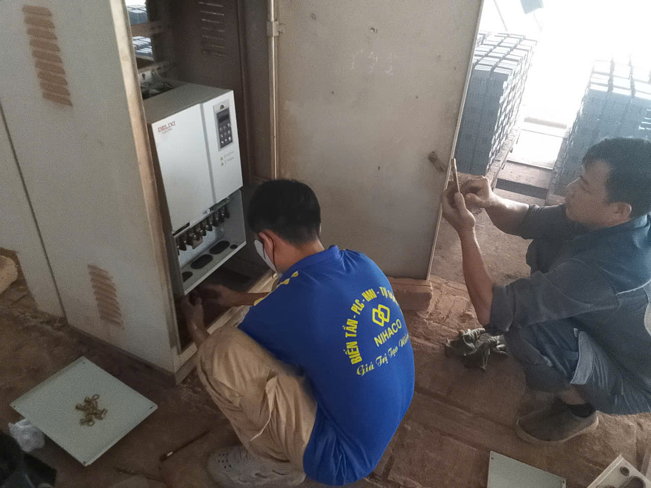 bien-tan-cho-quat-gio-lo-gach