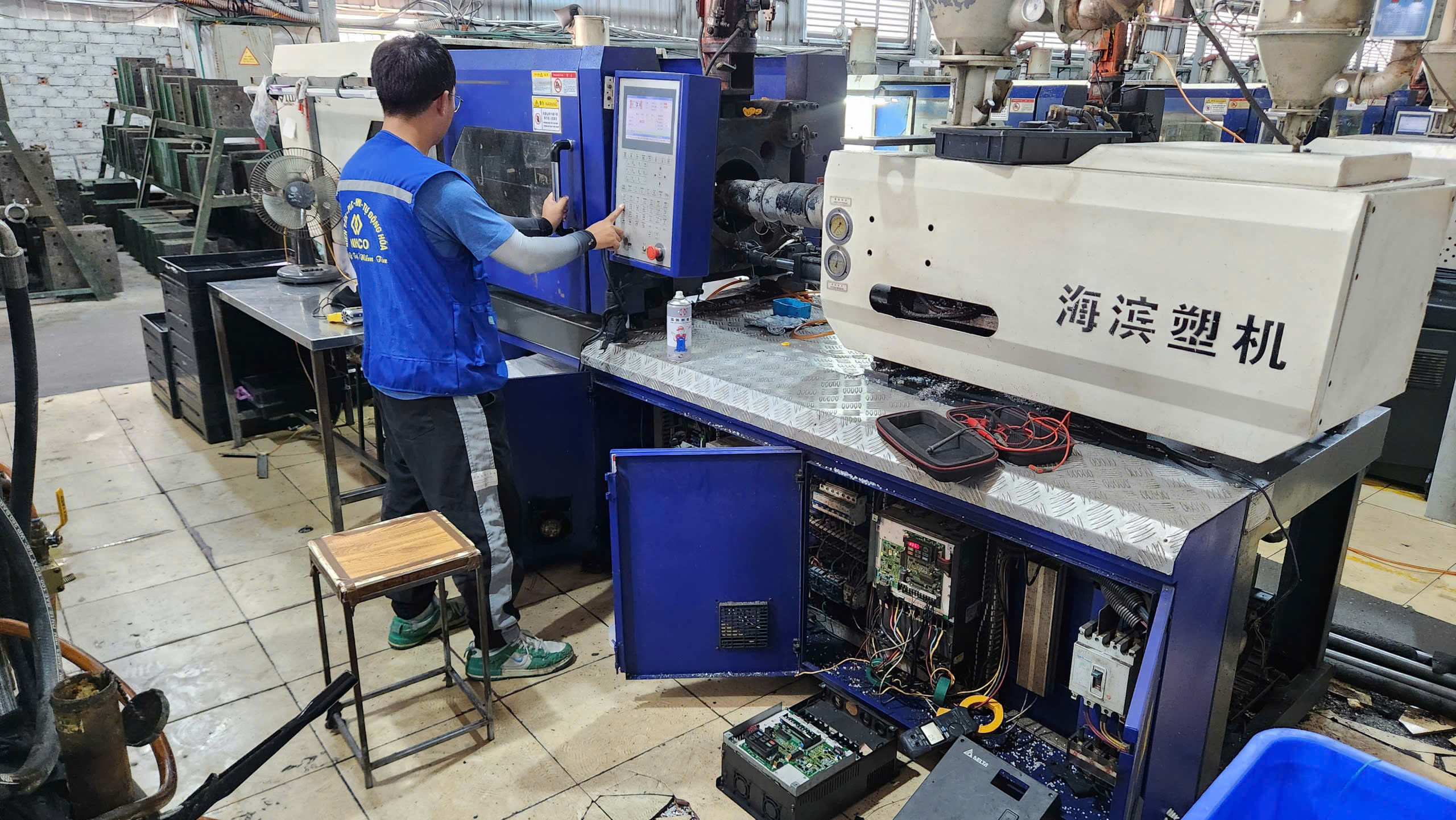 sua-chua-bien-tan-cho-may-ep-nhua-haitian-1