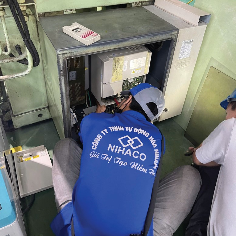 sua-chua-bien-tan-may-ep-nhua-lk