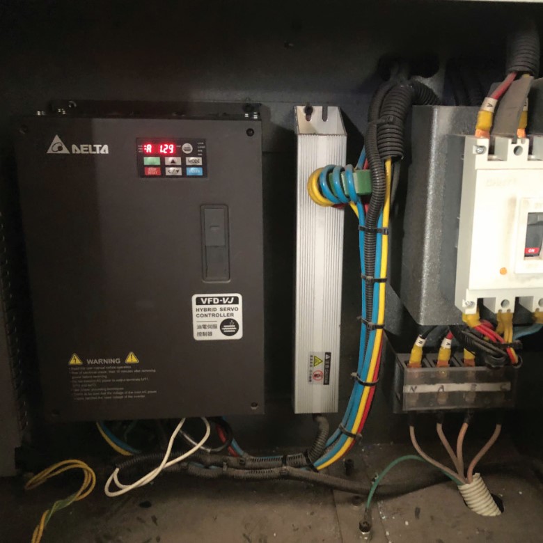 sua-chua-bien-tan-may-ep-nhua-lk-4