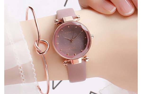 Đồng hồ là một quà tặng giúp phụ nữ trở nên quý phái