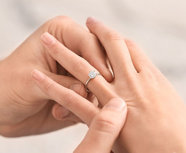 Bạn cảm thấy khó chịu khi gặp phải tình trạng nhẫn bị chật