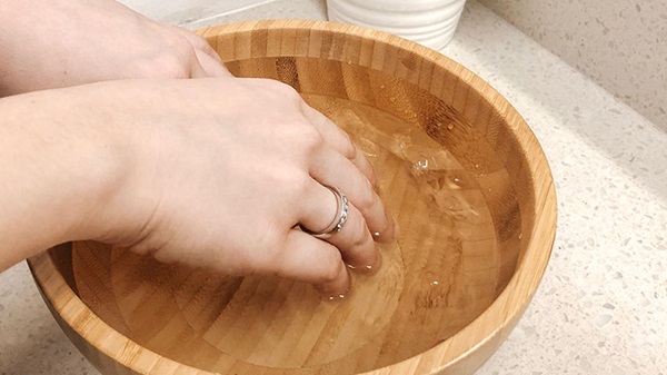 Cách tháo nhẫn bị chật đơn giản là ngâm tay bằng đá lạnh