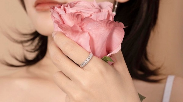 Con gái đeo nhẫn ngón giữa tay trái có ý nghĩa gì?