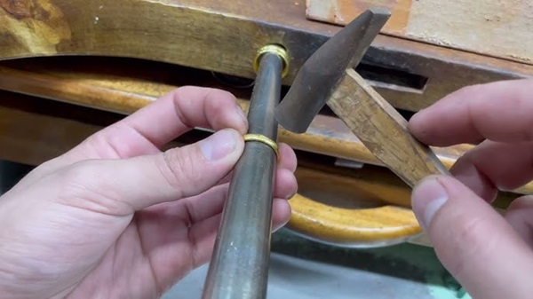 Bạn có thể thực hiện dùng lực của búa để làm rộng nhẫn bị chật