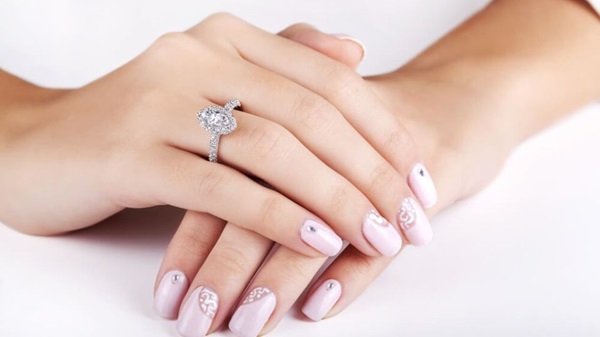 Đeo nhẫn ở ngón áp út được xem như là cách giúp tình cảm đôi lứa hay vợ chồng thêm phần gắn bó