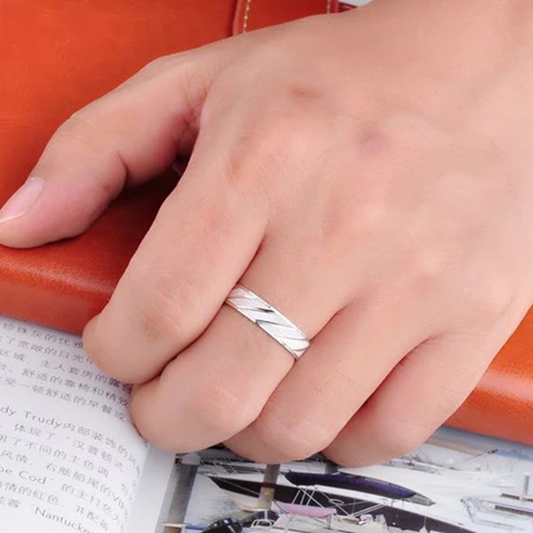 Đeo nhẫn ở ngón giữa mang ý nghĩa của sự cân bằng, tính kỷ luật