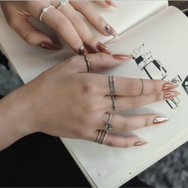 Bạc 925 thiết kế trang sức hiện đại, với nhiều chi tiết và hoa văn phong phú