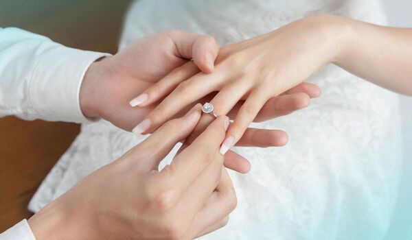 Nhẫn cầu hôn hiện nay được làm từ nhiều chất liệu khác nhau