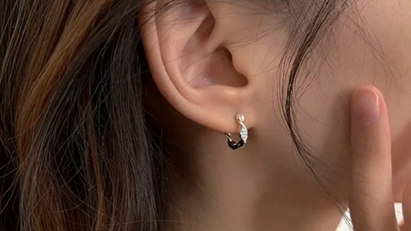Tìm hiểu nguyên nhân đeo bông tai lại có mùi hôi