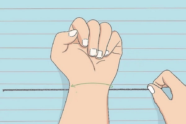 Đo size cổ tay ở vị trí cách 3,5cm so với phần nhô ra ở trong lòng bàn tay