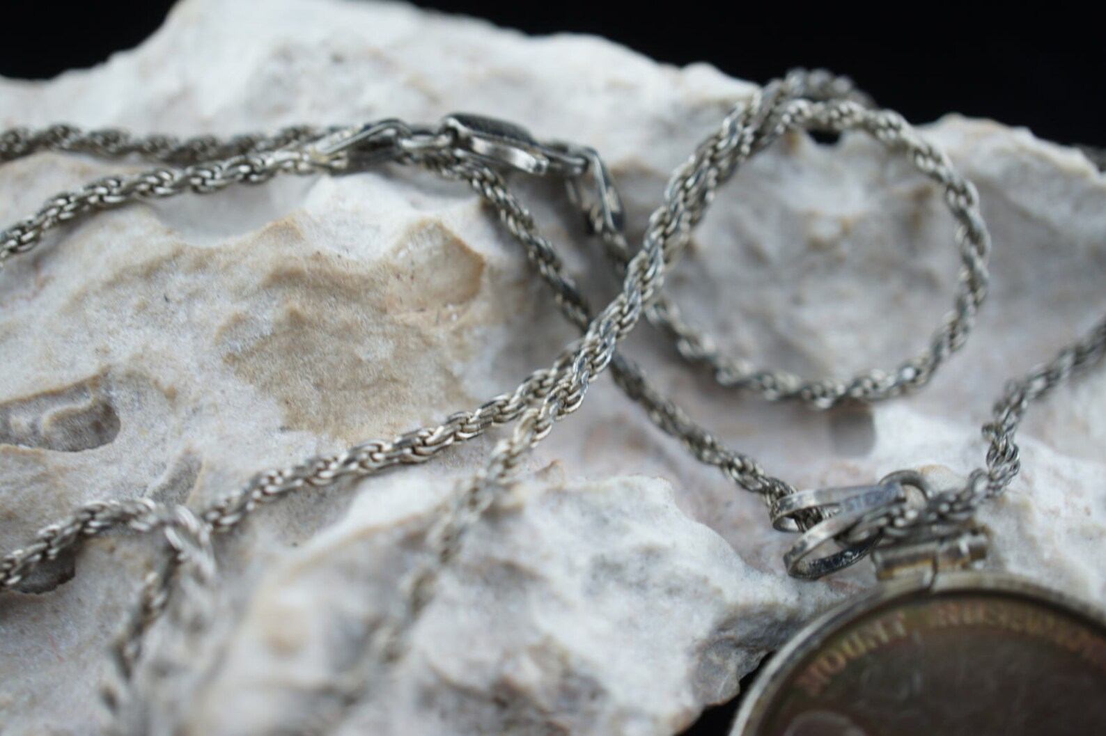 Dây chuyền có thể bị đứt do dây đã quá cũ