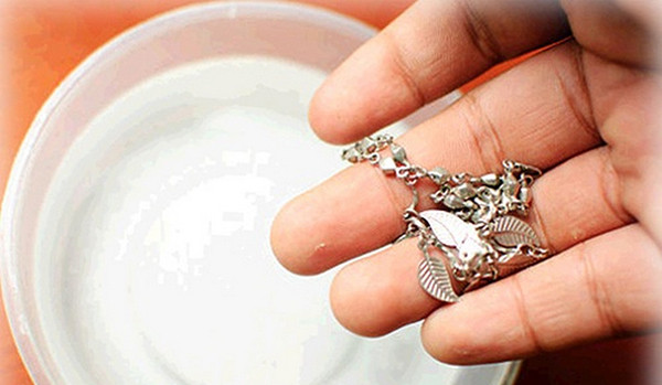 Vệ sinh trang sức bạc bằng dung dịch Amoniac giúp loại bỏ bụi bẩn