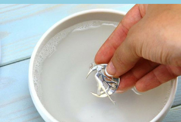 Sử dụng oxy già giúp bạn loại bỏ bạc xỉn màu