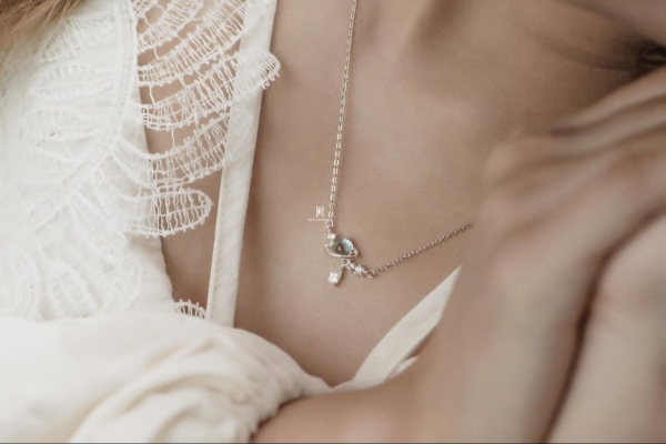 Nhiều người xem dây chuyền như một tấm bùa hộ mệnh, mang may mắn, tài lộc