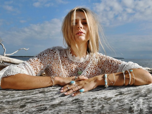 Có nên đeo trang sức bạc đi biển? Lưu ý cần biết