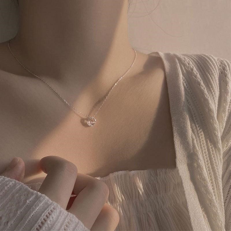 Dây chuyền bạc nhỏ phù hợp với các bạn nữ