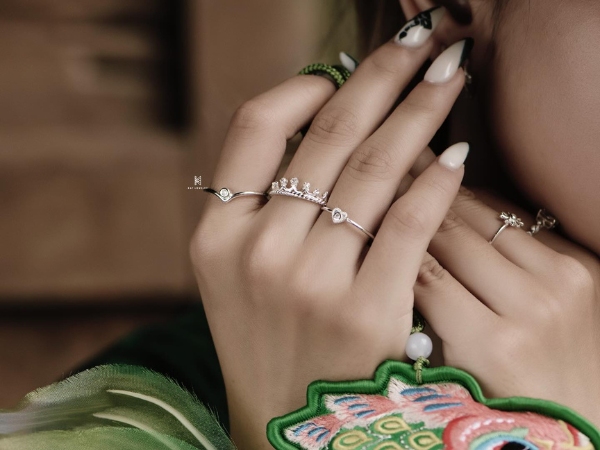 Cách phối nhẫn nhiều ngón tay để tạo phong cách cá tính và thời thượng.