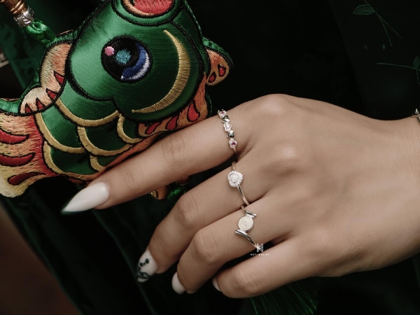 Sự kết hợp hoàn hảo của nhẫn nhiều ngón tạo nên vẻ ngoài tinh tế và nổi bật