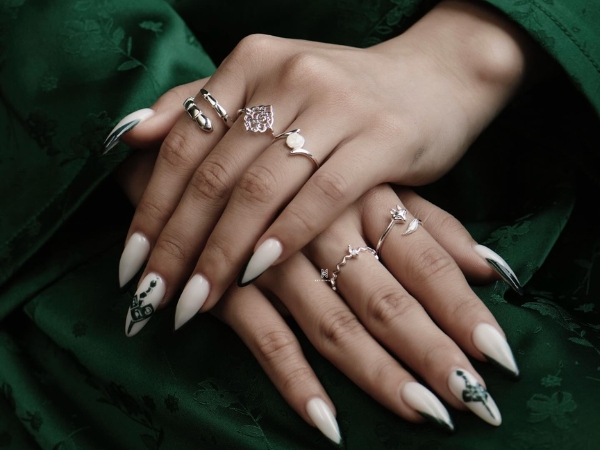 Chọn một chiếc nhẫn bản to làm điểm nhấn, kết hợp cùng các mẫu nhẫn họa tiết nhỏ