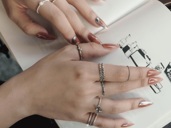Hướng dẫn phối nhẫn nhiều ngón tay để tôn lên vẻ đẹp tự nhiên của đôi tay