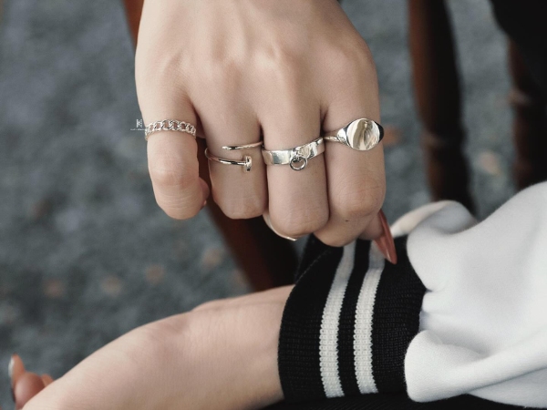 Tạo nên phong cách cân đối bằng cách đeo nhẫn đồng đều ở các ngón tay