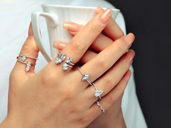 Tìm hiểu nguyên nhân đeo trang sức bạc bị ngứa