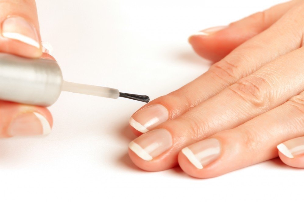 Dùng sơn móng tay để hạn chế trang sức bạc tiếp xúc với da