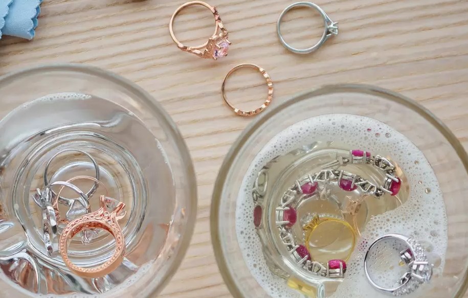 Vệ sinh trang sức bạc sạch sẽ