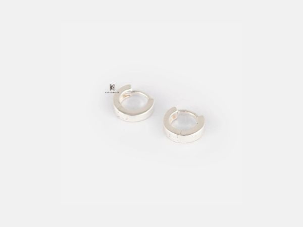 “E Stud Thick Rock” đơn giản nhưng khác biệt