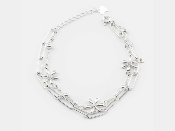 Mẫu vòng xích bạc nữ với thiết kế charm hoa cúc dịu dàng