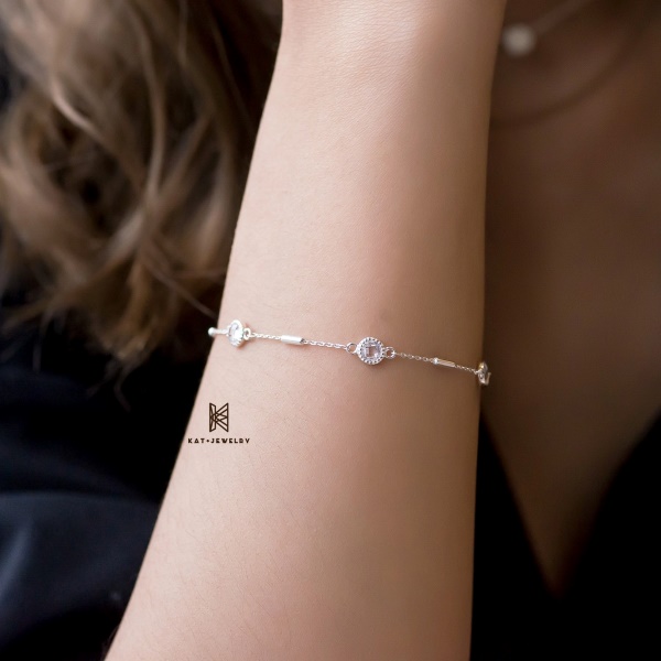 Trang sức bạc mang vẻ sáng bóng, lấp lánh được nhiều người yêu thích