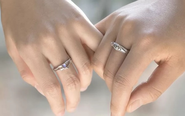 Quy tắc đeo nhẫn ở ngón giữa cho cả nam và nữ 