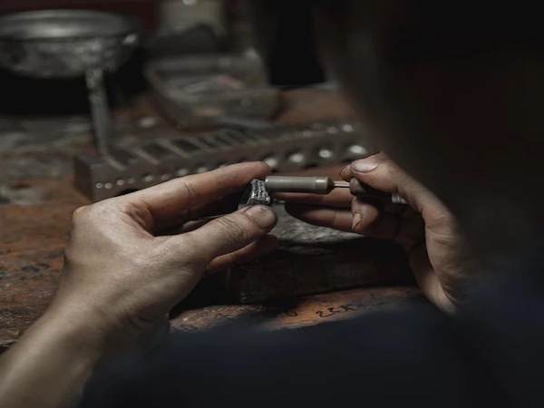 Quá trình đúc giúp tạo hình dáng cơ bản của trang sức bạc