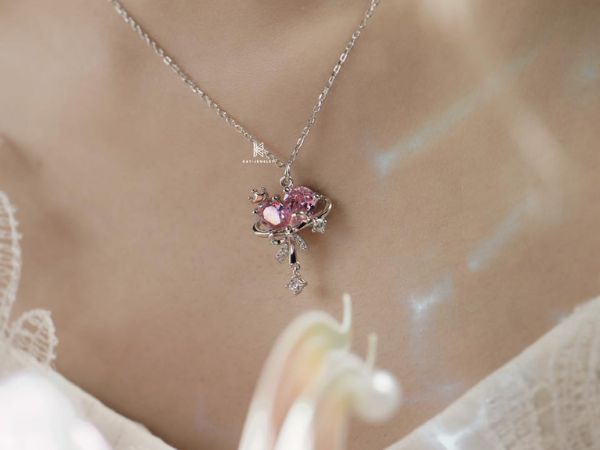 Dây chuyền mặt đá có thể kết hợp đa dạng phong cách