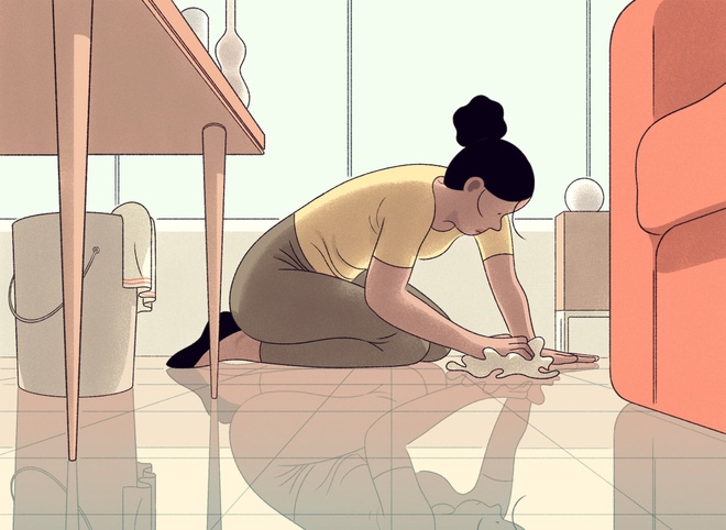 Người phụ nữ đang lau sàn nhà trong phòng khách